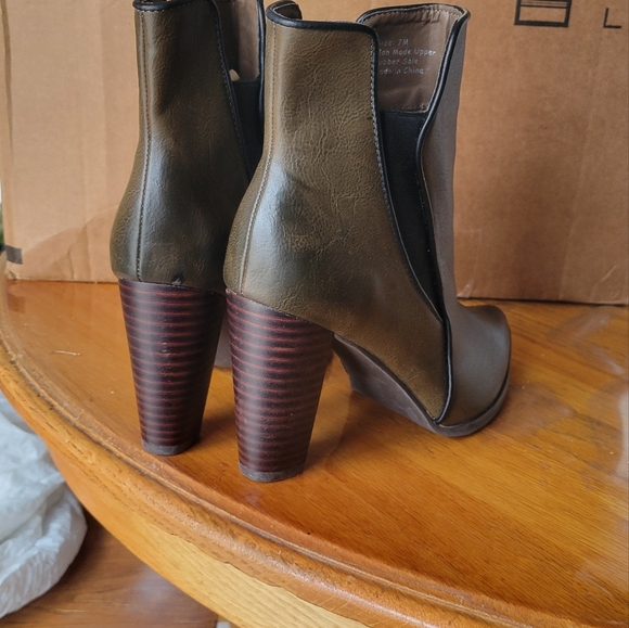 Penny Loves Kenny 7M Tumbled Olive Green Slip on heeled boots - Picture 7 of 9